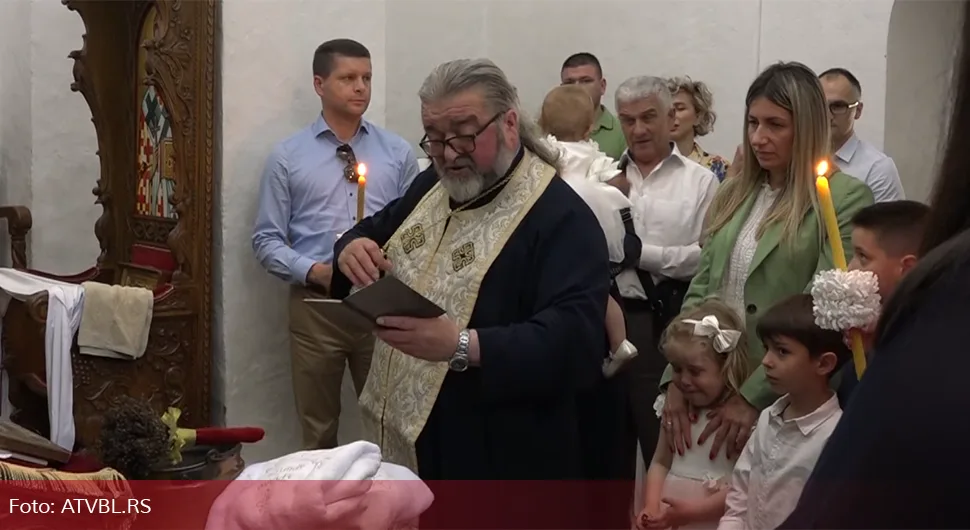 Brojna krštenja u manastiru Liplje: Nikolići iz generacije u generaciju svi kršteni ovdje