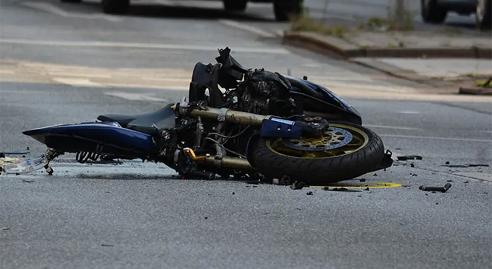 Мотоциклиста слетио са пута, хитно превезен на УКЦ