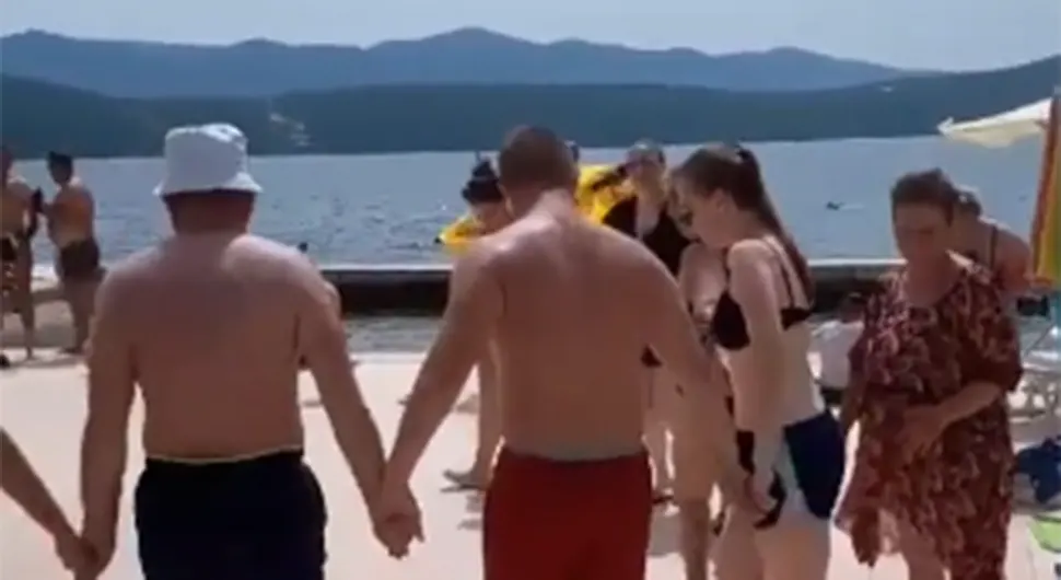 Zaigrali kolo na plaži, policija došla i rastjerala ih