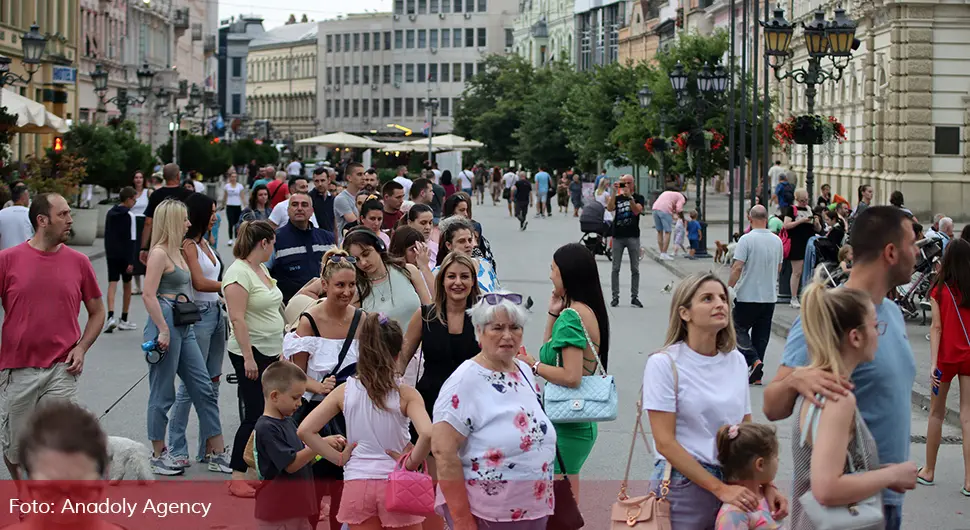 Ogroman red za krofne kod djevojčice koja ih prodaje da pomogne ocu