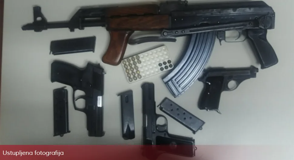 Pronađena automatska puška, pištolji i municija: Laktašanin dobrovoljno predao oružje