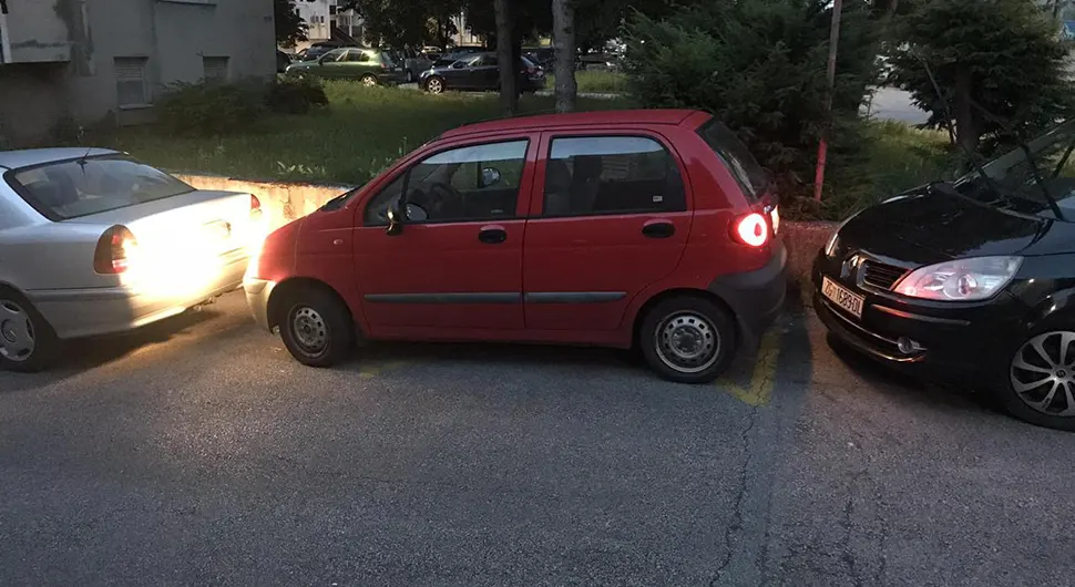 Žena plaća 100 evra onome ko joj isparkira auto: Morala taksijem na posao!