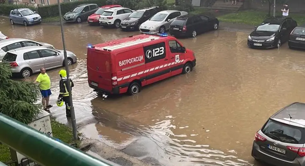 Padavine izazvale haos na Starčevici: Voda ušla u podrume, stambeni objekti bez struje, automobili 