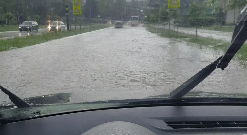 Apokaliptični prizori na Obilićevu, voda poplavila ulice (FOTO/VIDEO)