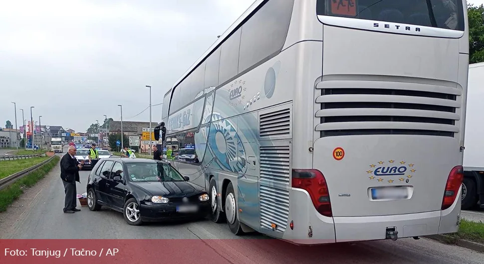 Golfom presjekao put autobusu punom djece: Desetoro povrijeđeno