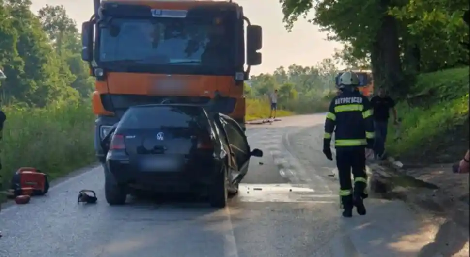 Jezive slike sa mjesta nesreće: Sudar auta i kamiona, poginula djevojka (25)