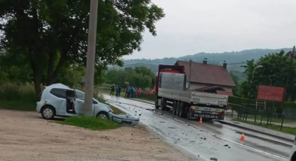 Jeziv sudar kamiona i automobila: Jedna osoba poginula, put blokiran