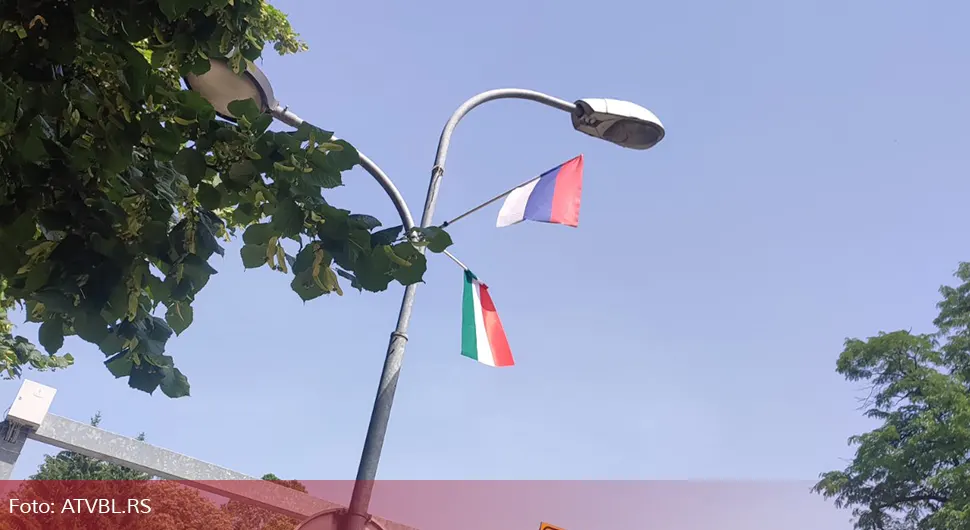 Banjaluka okićena zastavama Mađarske i Srpske