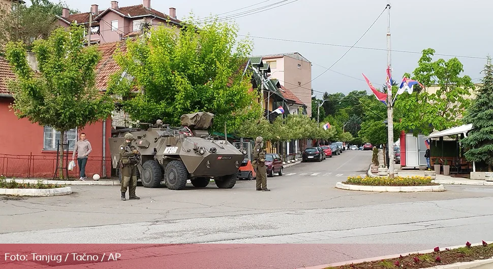 Eksplozije na sjeveru KiM: Bačene šok bombe, vozilo policije kamenovano