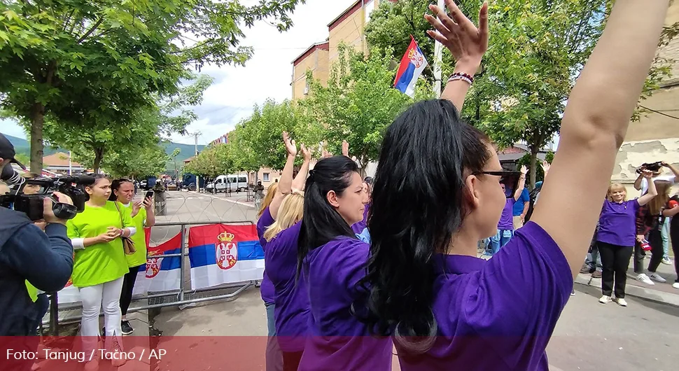 Vaspitačice zaigrale pred kordonom i bodljikavom žicom