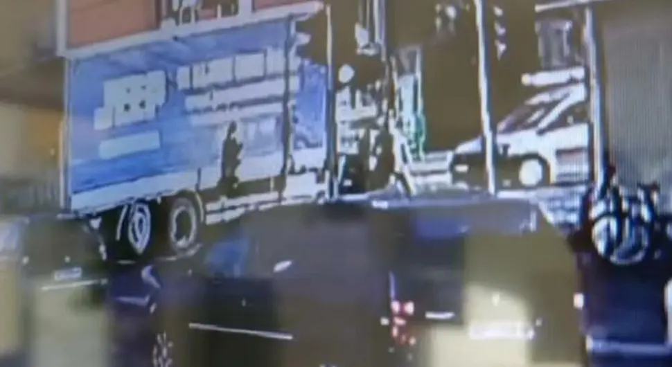 Jeziv snimak iz Surčina: Kamion gazi biciklistu