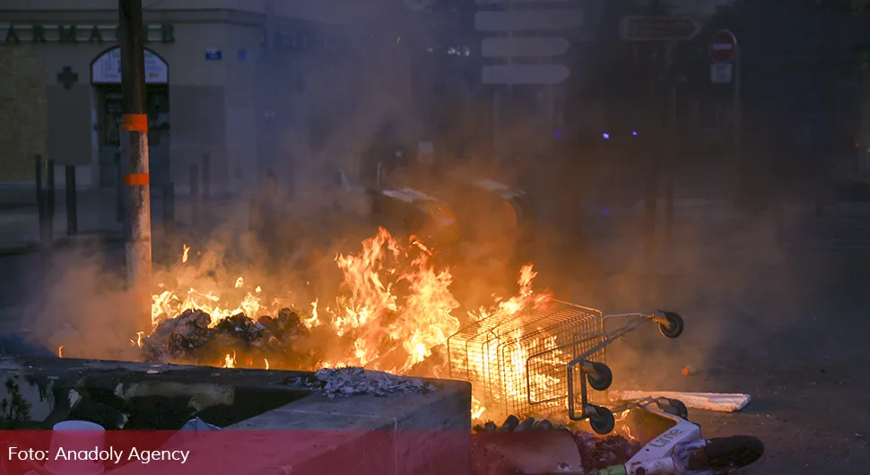 Paljevine na 871 lokalitetu javnih površina u Francuskoj, izgorjelo 577 automobila