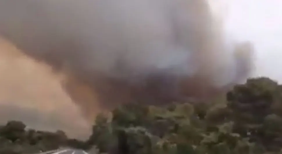 Veliki požar u Dalmaciji, gasi ga pet aviona