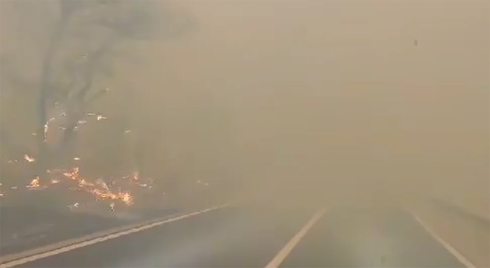 Dramatičan snimak: Hitna kroz plamen juri da pomogne vatrogascu