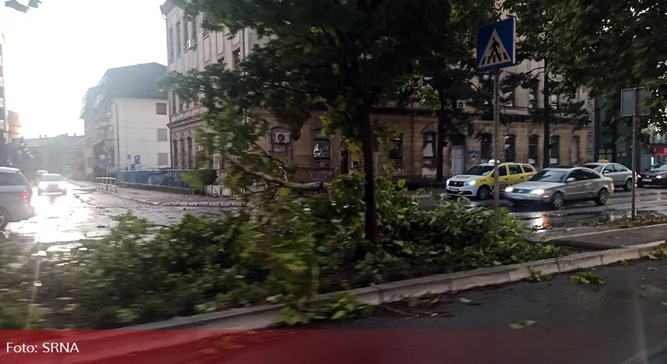 Žena poginula u olujnom nevremenu u Brčkom
