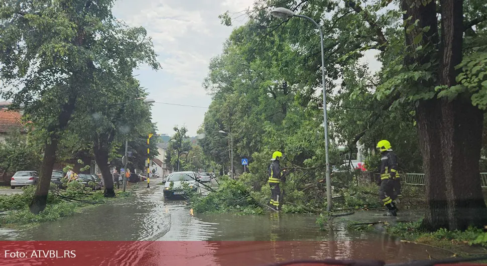Nevrijeme napravilo haos u Banjaluci: Oboreno drvo, poplavljene ulice