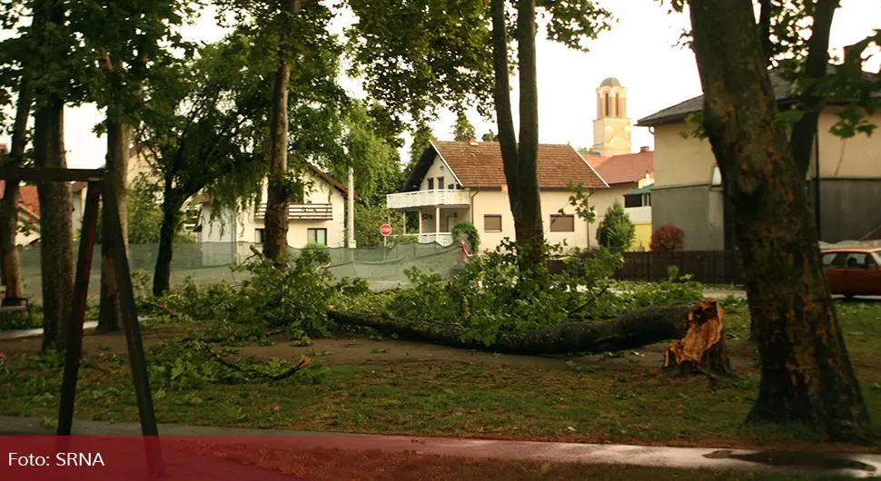 Olujni vjetar rušio stabla u Modriči