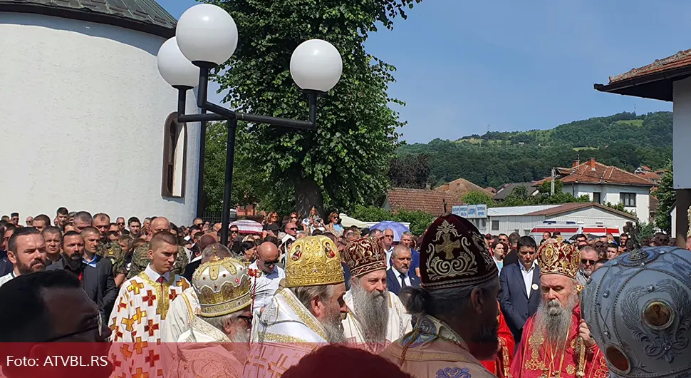 Služen parastos stradalim Srbima iz Podrinja, položeni vijenci i cvijeće