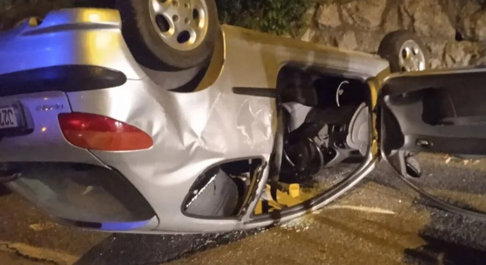Nesreća u Banjaluci: Automobil završio na krovu!