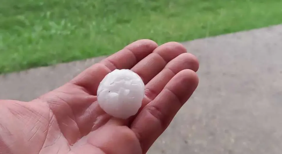 U Banjaluci padao led veličine oraha, nevrijeme napravilo kolaps u saobraćaju