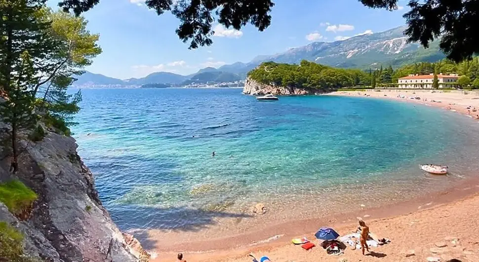 Na ovoj plaži u Crnoj Gori ležaljka košta 200 evra