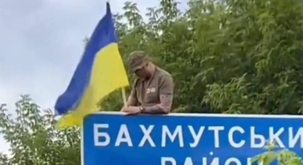Ukrajinci postavili zastavu na ulazu u distrikt Bahmut