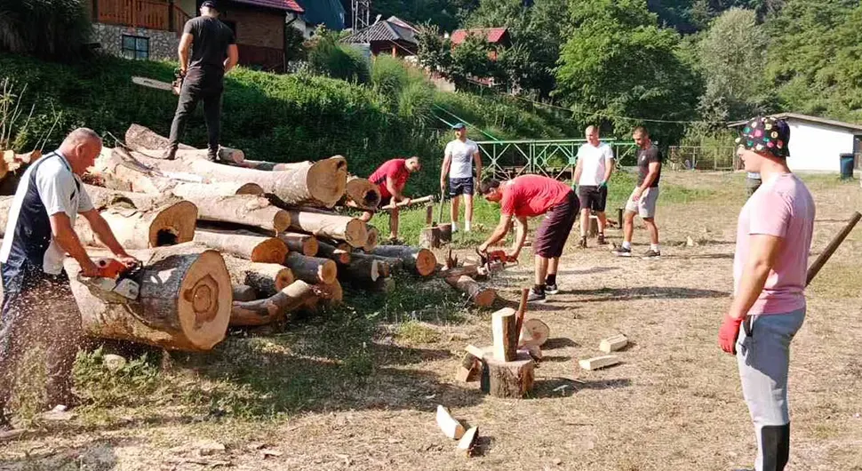 Bravo: Zvornička Žandarmerija cijepala drva za manastir u Srebrenici