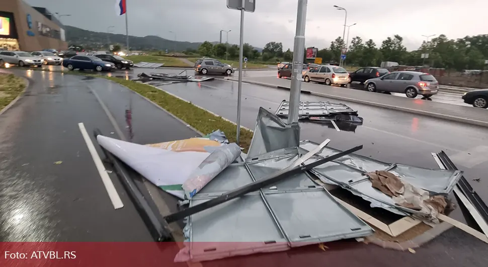 Oluja već napravila haos: Uništen bilbord kod Delte, polomljena stabla