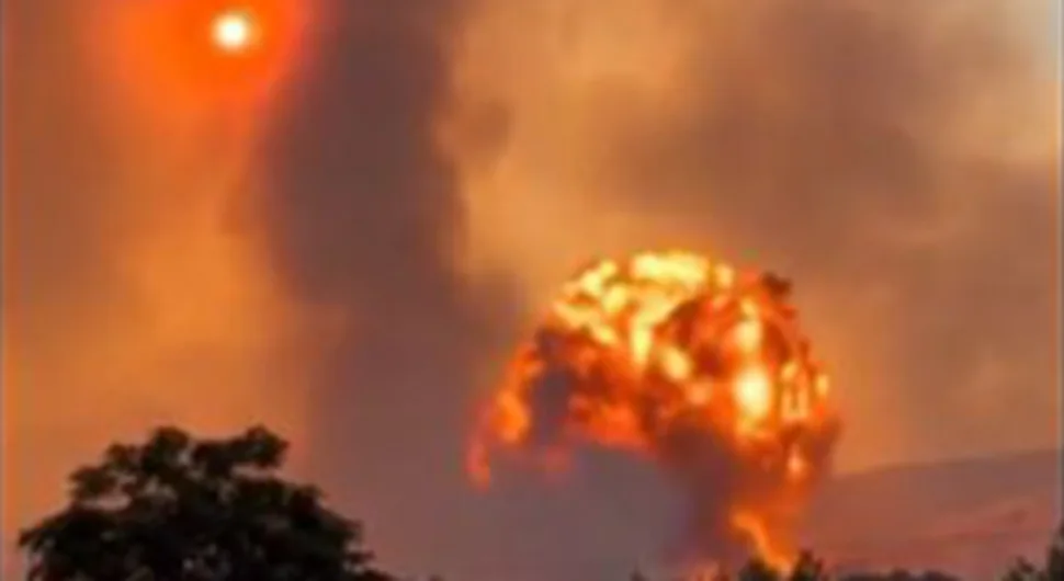 Najdramatičniji snimak eksplozije: Vatrena pečurka poletjela u nebo, zemlja počela da se trese