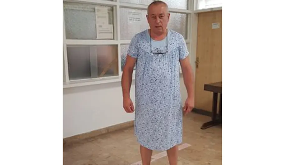 Samo u BiH: Zabranjeno mu u bermudama da uđe u ustanovu, on obukao haljinu