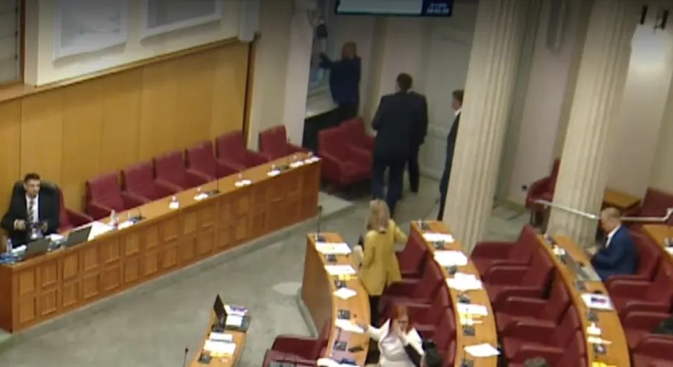 Voda prodrla u hrvatski parlament