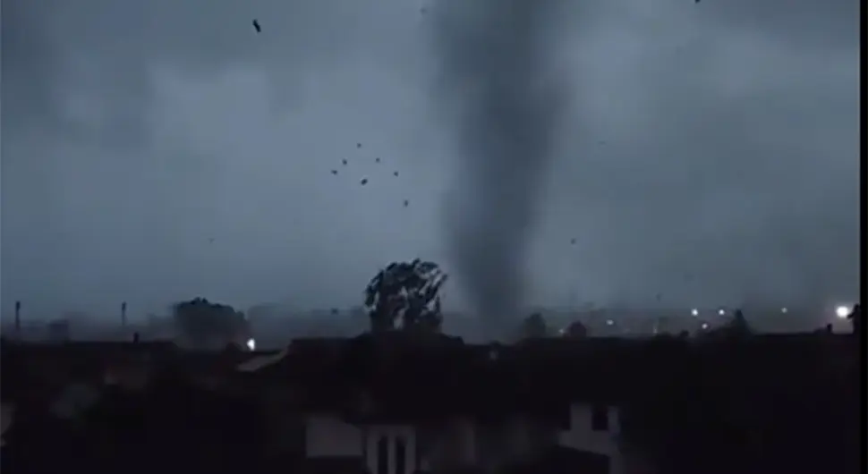 Un tornado si è abbattuto sull'Italia: il cielo è diventato improvvisamente nero, il temporale si porta via tutto quello che ha davanti
