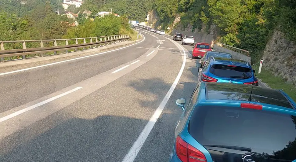 Ovo ima samo u BiH: Semafor uzrokovao kilometarske kolone