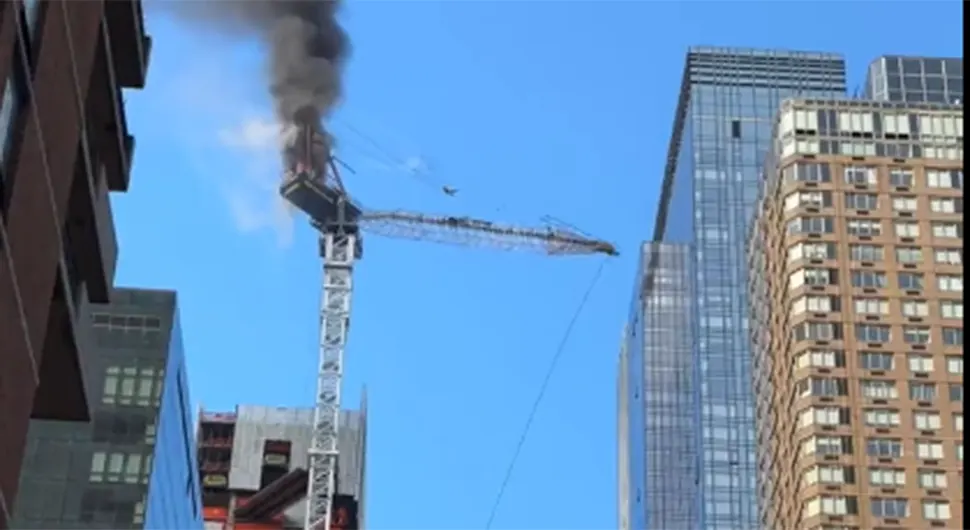 Kran se zapalio i srušio na zgradu - VIDEO