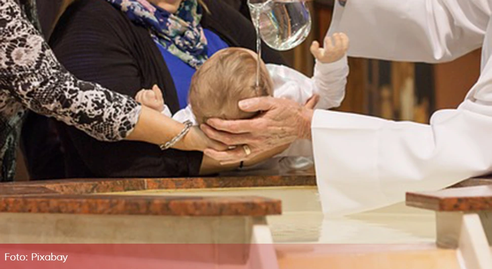Nesvakidašnji prizor u crkvi: Žena došla na krštenje u ovakvom izdanju