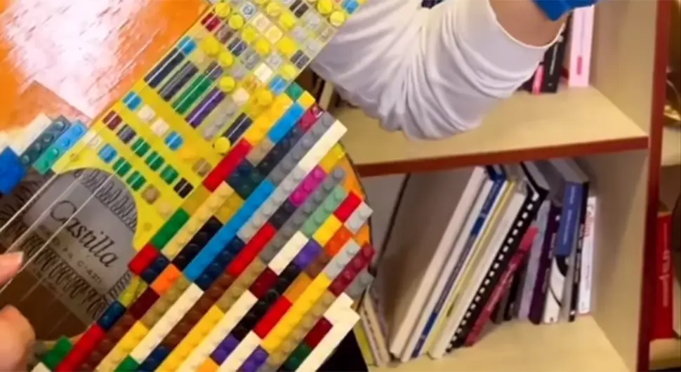 Dječak svira Lego gitaru, video objavio i slavni Sleš