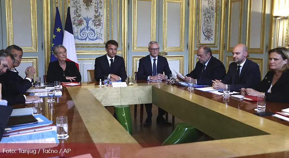 Mirnija noć u Francuskoj, Makron održao hitan sastanak Vlade