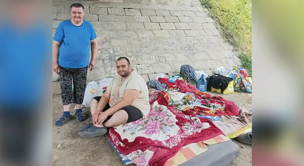 Majka i sin protjerani iz Hrvatske, sada ostali bez doma i u Srbiji