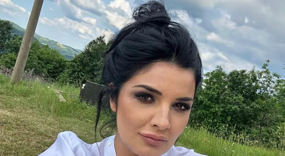 Milena Popović šokirala selfijem sa groblja