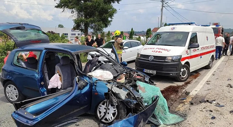 Težak sudar dva auta i kamiona, vatrogasci izvlačili povrijeđene