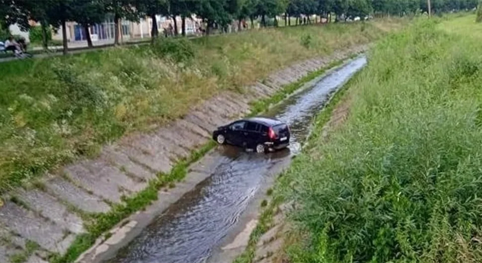 Automobil završio u koritu rijeke