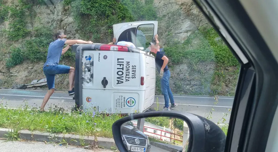 Teška nezgoda: Kombi se prevrnuo, prolaznici izvlačili ljude