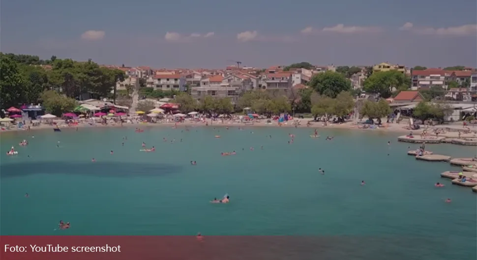 Žena preminula na hrvatskoj plaži: Tijelo 45 minuta stajalo pokriveno peškirima