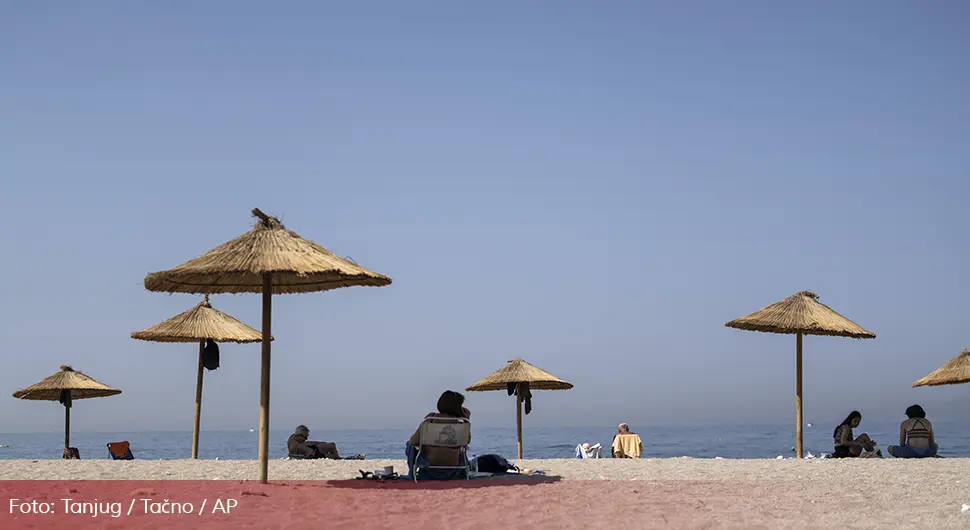 Ženi suncobran na plaži probio grudni koš, preminula u bolnici!