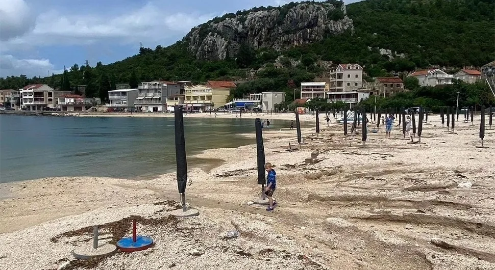Fekalije na hrvatskoj plaži