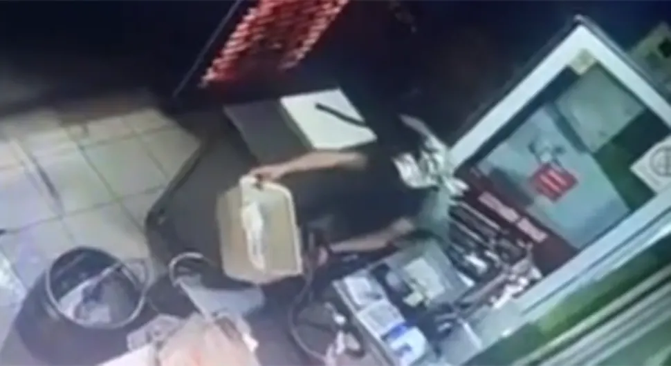 Lopov opelješio lokal brze hrane: Neozbiljno drže pazar - VIDEO