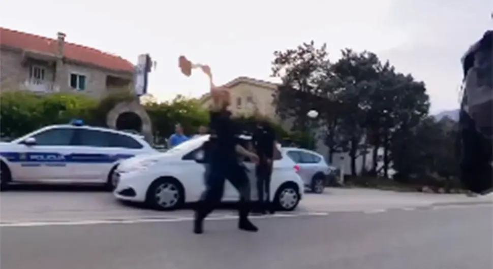 Policajac gađao motociklistu stop palicom