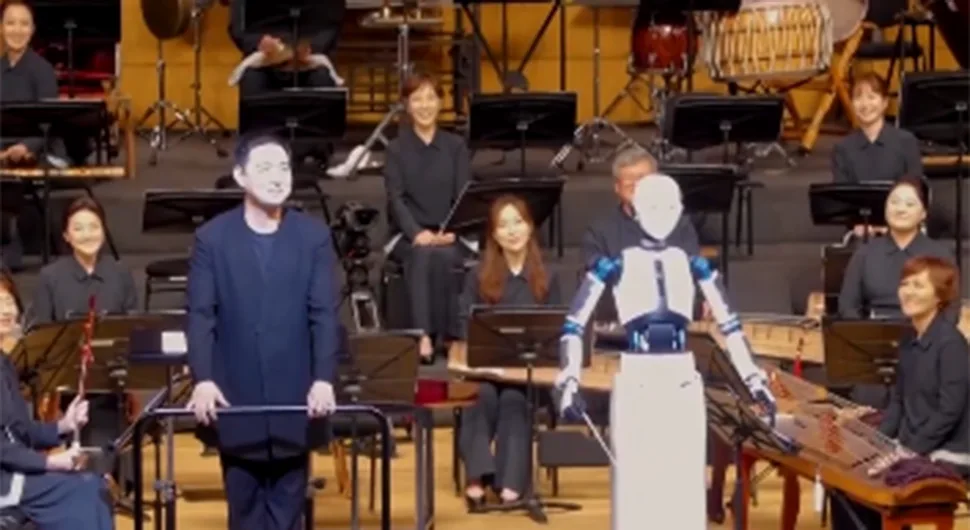 Robot se poklonio publici pa počeo dirigovati orkestrom
