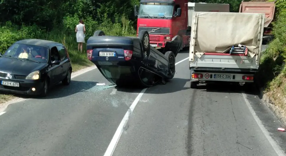 Nezgoda na izlazu iz Banjaluke, vozilo završilo na krovu