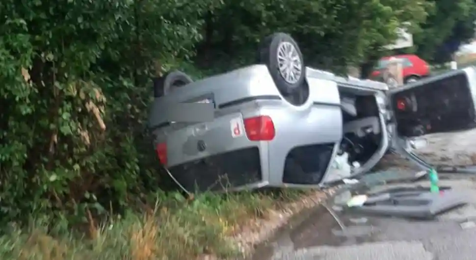Teška nesreća: Automobil na krovu, djevojka hitno prevezena u bolnicu